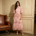 Robe longue bohème rose avec ceinture à la taille et délicates appliques florales - S / Robes / Rose
