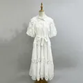 Elegantes weißes langes Kleid im Boho-Stil mit Blumen und Schnürung an einer Schaufensterpuppe - S / Kleider / Weiß