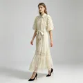 Robe longue bohème blanc crème élégante avec dentelle fleurie 3D et ceinture à nouer - S / Robes / Abricot