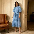 Robe midi bohème bleu clair élégante avec appliqués floraux 3D et une ceinture à nouer flatteuse - S / Robes / Bleu