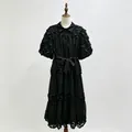 Elegante abito longuette bohémien nero a balze con applicazioni floreali e cintura - Nero