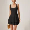 Elegante mini abito nero a pieghe senza maniche con scollo quadrato e vestibilità slim - Taglia S / Vestiti / Nero