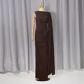 Dettaglio delle eleganti increspature di questo abito marrone asimmetrico in stile francese - Taglia S / Vestiti / Marrone