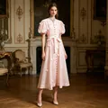 Elegante abito midi rosa in stile francese con applicazioni floreali in un palazzo reale - Taglia S / Vestiti / Rosa