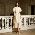 Vista dettagliata di un elegante abito lungo color crema stile francese con fiori - Taglia S / Vestiti / Albicocca