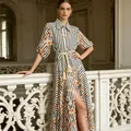 Vista completa de un vestido largo floral francés en modelo en interior de lujo. - Talla única / Vestidos / Negro