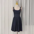 Frontansicht des dunkelblauen Denim-Trägerkleids mit Taillenkreuz und weißen Nähten - S / Kleider / Blau