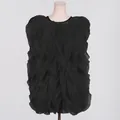 Vista frontal detallada de un minivestido negro sin mangas con volantes sobre un maniquí - S / Vestidos / Negro