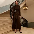 Elegante abito in raso marrone a maniche lunghe con vita in strass e gonna drappeggiata - Taglia S / Vestiti / Marrone