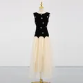Elegante mouwloze jurk met zwart kralenlijfje en vloeiende crème tule rok voor dames. - S / Dresses / Zwart