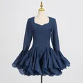 Elegante minivestido azul oscuro de manga larga con cuello cuadrado y bajo con volantes - S / Vestidos / Azul Marino