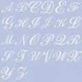 Vue détaillée de 26 écussons alphabétiques brodés blancs A-Z en cursive pour la décoration DIY - Set de 26 lettres A-Z