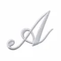 Vue détaillée d'un écusson brodé blanc en forme de lettre A, dimensions 7 cm x 4,79 cm - Lettre A