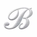 Vue détaillée d'un écusson brodé lettre B blanche en italique de 6,14cm x 4,67cm - Lettre B