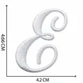 Vue détaillée du patch brodé lettre E blanche avec dimensions 4,66 cm par 4,2 cm - Lettre E