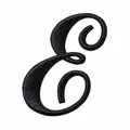 Macrodetail van zwart geborduurde letter E-patch met nauwkeurige afmetingen - Letter E