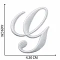 Gros plan d'un écusson brodé lettre G blanche avec dimensions 4,69 cm x 4,30 cm. - Lettre G