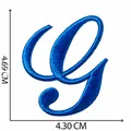 Vista dettagliata di una toppa ricamata blu lettera G con cuciture intricate e dimensioni - Lettera G