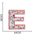 Toppa decorativa ricamata lettera E a fiori con dimensioni 5x4,4 cm per vestiti - Lettera E