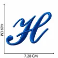 Toppa ricamata lettera H corsiva blu per accessori abbigliamento fai da te, 7,28x4,69 cm - Lettera H