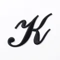 Zwart cursieve letter K geborduurde patch voor DIY kledingaccessoires, 7.02x4.69cm - Letter K