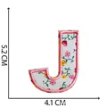 Toppa ricamata lettera J con fiori rosa, altezza 5,2 cm, per abbigliamento e fai-da-te - Lettera J