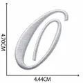 Écusson brodé lettre O cursive blanche pour bricolage patch avec dimensions 4.7x4.4cm - Lettre O