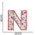 Patch ricamato a fiori lettera N con misura di 5,0 cm su sfondo bianco nitido - Lettera N