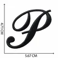 Zwarte geborduurde letter P patch in cursief voor DIY kleding, grootte 5.67x4.71cm - Letter P
