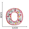Toppa ricamata lettera O floreale con bordo rosa per accessori abbigliamento - Lettera O
