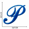 Toppa ricamata lettera P blu, stile calligrafia, dimensioni 4,71x5,67 cm. - Lettera P