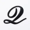 Gedetailleerd overzicht van zwarte geborduurde cursieve letterpatch voor kleding, 5,48x4,72cm - Letter Q