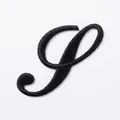 Zwarte cursieve letter P geborduurde strijkapplicatie voor kleding en DIY-projecten - Letter S