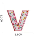Toppa ricamata della lettera V a fiori con bordo rosa, misura 5,5 per 5,0 centimetri. - Lettera V