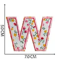 Toppa ricamata con lettera W floreale per decorazione abbigliamento, bordo rosa, 5x7cm - Lettera W