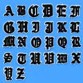 Vue détaillée de 26 patchs alphabet gothiques noirs en chenille avec bordure blanche - Ensemble de 26 Lettres (A001) / Lot de 26