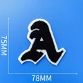 Vue détaillée d'un écusson brodé en chenille noire lettre A avec dimensions de 75x78mm - Lettre A (A001)