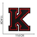 Grande toppa ricamata lettera K nera e rossa termoadesiva, 11,4 cm x 11,6 cm - Lettera K / Nero rosso