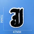 Détail du patch lettre J en broderie éponge noire avec dimensions de 70 mm x 47 mm - Lettre J (A001)