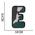 Vista dettagliata della toppa ricamata lettera E mimetica con dimensioni di 6,4 x 3,8 cm - Lettera E (A004)