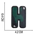 Dettaglio della toppa ricamata lettera H mimetica con dimensioni 6,4 cm per 4,2 cm - Lettera H (A004)