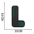 Vista dettagliata della toppa ricamata lettera L mimetica con dimensioni 6,4x3,9cm per DIY - Lettera L (A004)