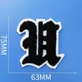 Détails des dimensions de l'écusson en chenille lettre A gothique noire, 75mm x 63mm - Lettre U (A001)