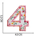 Toppa ricamata numero 4 con motivo floreale rosa e dimensioni precise di 5,2 x 4,5 cm - Numero 4 / Floreale Rosa e Bianco