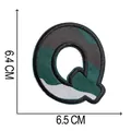 Primo piano di una toppa ricamata mimetica lettera Q con dimensioni di 6,5x6,4 cm - Lettera Q (A004)