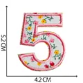 Toppa ricamata floreale numero 5 per abbigliamento artigianato fai-da-te, 5,2x4,2 cm - Numero 5 / Floreale Rosa e Bianco