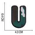 Vista dettagliata della toppa ricamata lettera U camouflage con dimensioni 6,4 x 4,3 cm - Lettera U (A004)