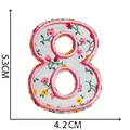 Toppa ricamata numero 8 floreale per vestiti con dimensioni 5,3 cm per 4,2 cm - Numero 8 / Floreale Rosa e Bianco