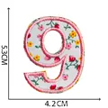 Toppa ricamata floreale numero 9 con bordo rosa, misura 5,3x4,2 cm - Numero 9 / Floreale Rosa e Bianco