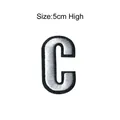 Détail d'un écusson brodé lettre C de 5 cm de haut à repasser pour vêtements DIY - Lettre C